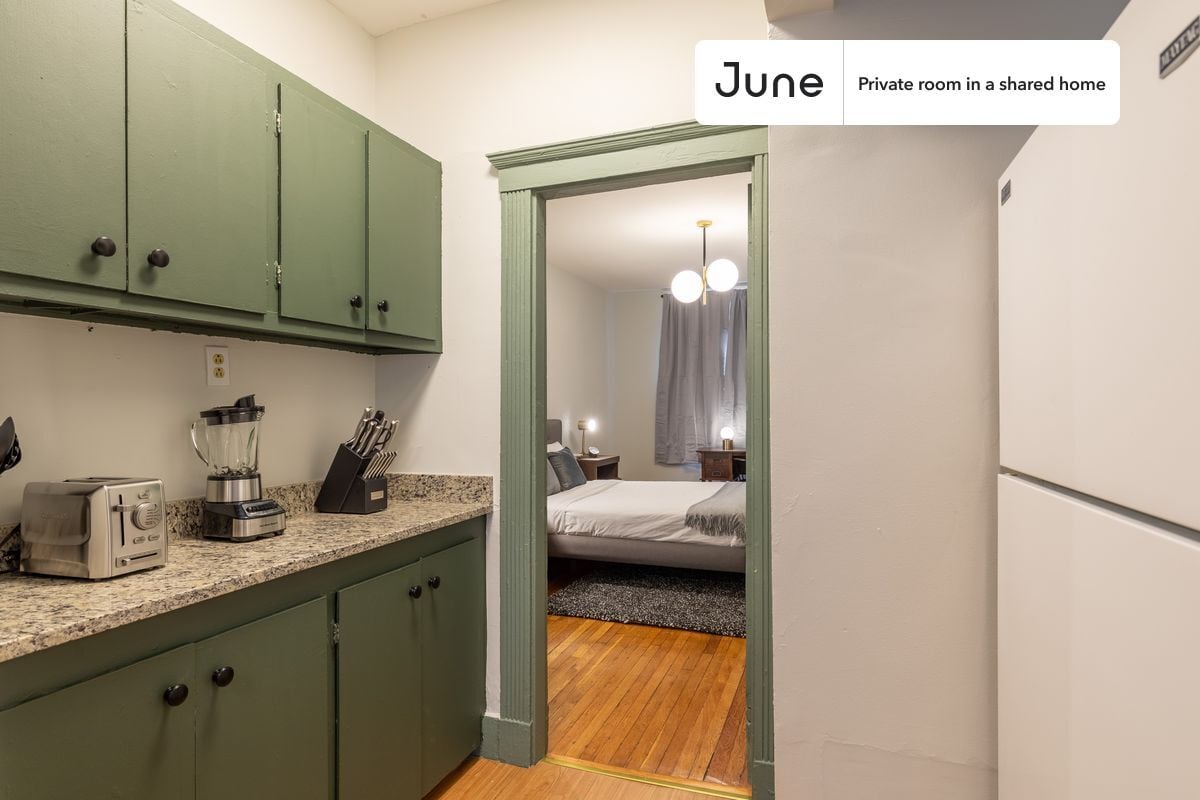 Building Photo - Room in Shared 4 bed/1 bath home