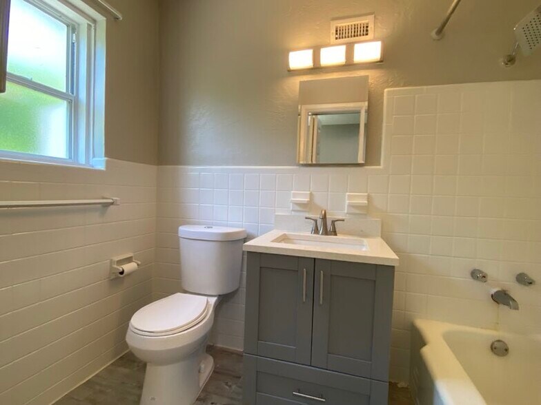 Building Photo - 3913 Silver Palm Dr