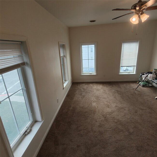 Building Photo - 145 Floral Ave