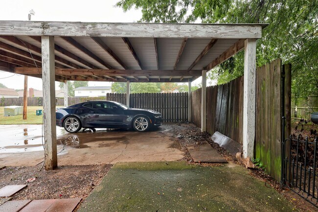 Building Photo - Cute Townhouse in the Heart of Norman, just minutes from OU!