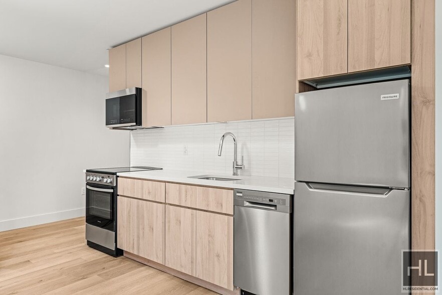 Building Photo - BRUCKNER BOULEVARD