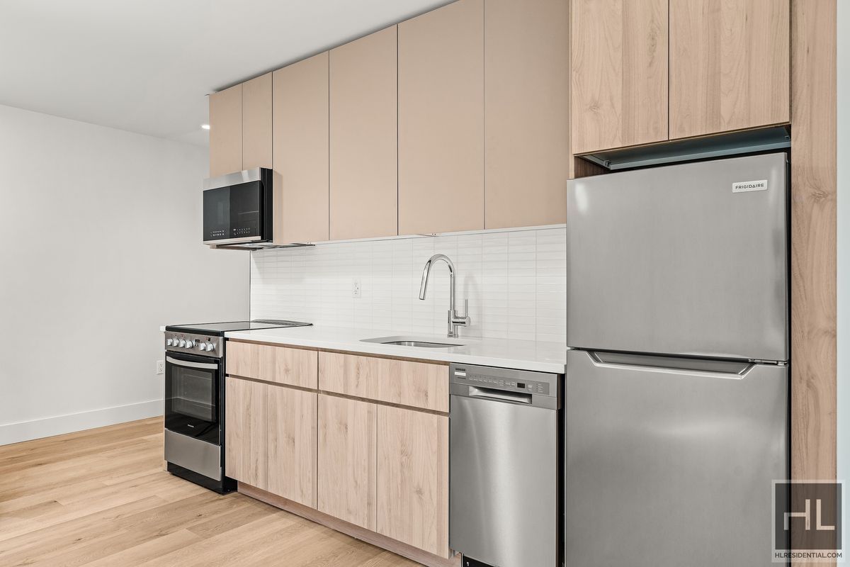 Building Photo - BRUCKNER BOULEVARD