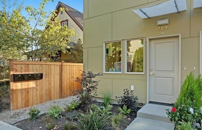 Building Photo - 709 15th Ave