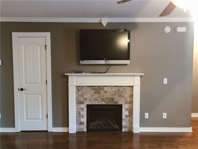 Building Photo - 2205 Ellington Dr