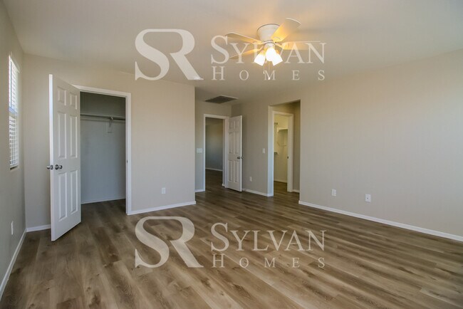 Building Photo - Spacious 4 bedroom home available now!