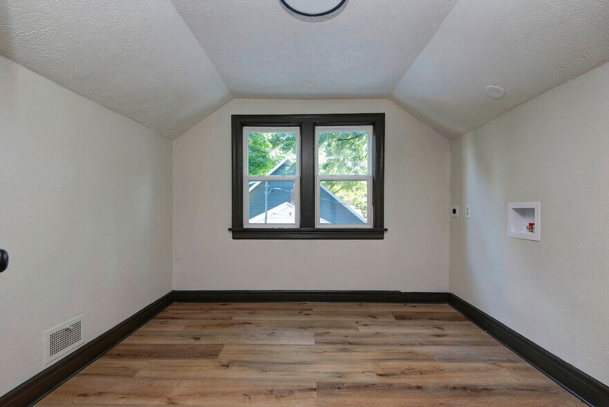 Building Photo - 1328 S Florence Ave