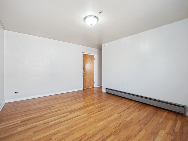 Building Photo - Blocks away from DU! Top Floor1Bedroom Ava...