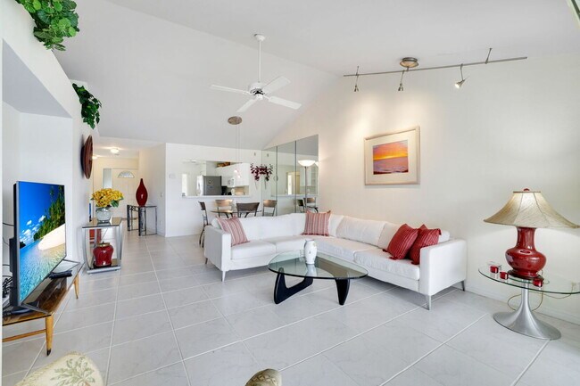 Building Photo - Furnished 2BR + Den Condo in Sapphire Lake...