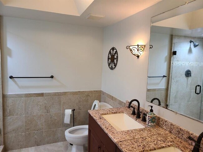 Building Photo - 13851 Oneida Dr