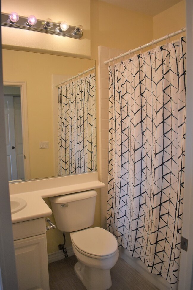 Building Photo - Beautiful 5 bedroom, 5 bath home in Desirable North Park Irvine