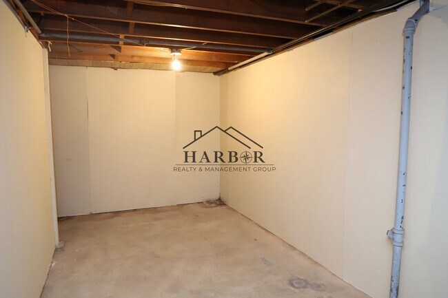 Building Photo - 406 18th Ave SW