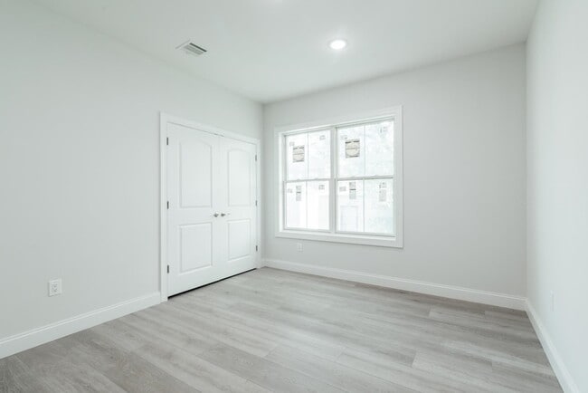 Building Photo - 144 Bergen Ave