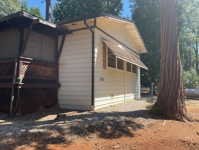 Building Photo - 14654 Carnegie Rd