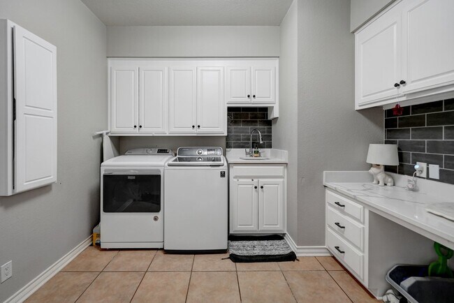 Building Photo - 5 Muirfield Dr