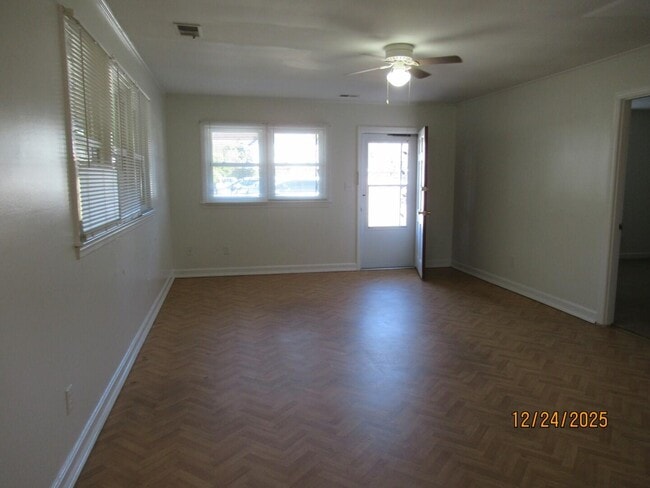 Building Photo - 326 W Hampton Ave