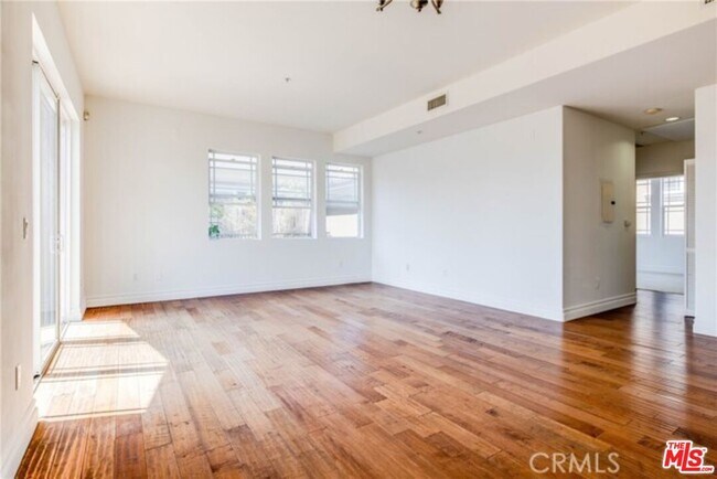 Building Photo - 917 S New Hampshire Ave