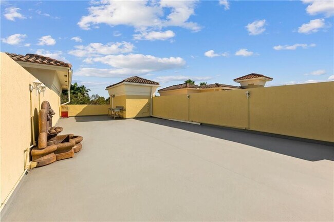 Building Photo - 1416 NE 4th Ct