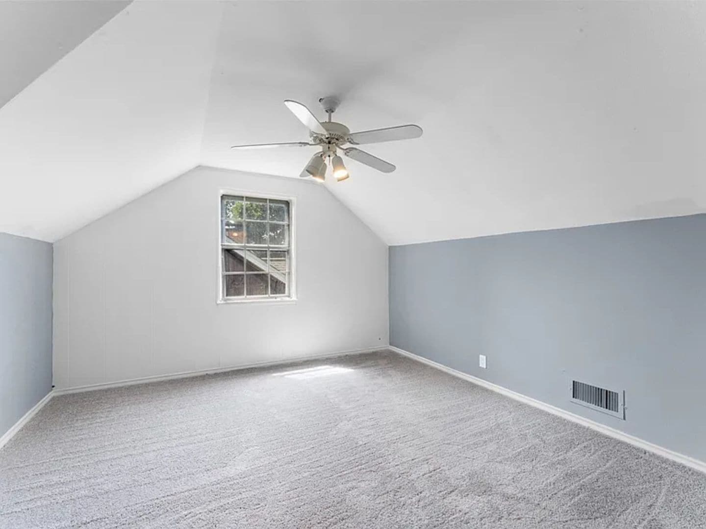 Building Photo - 2405 Summit Dr