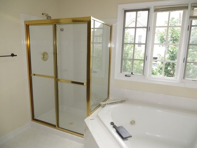 Building Photo - Beautiful 3-level colonial-style town home...