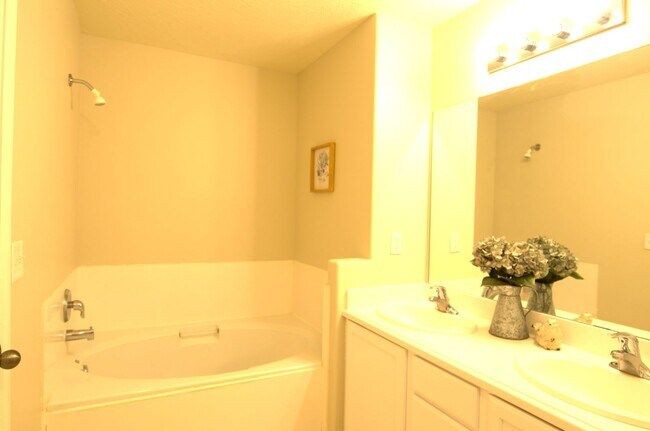 Building Photo - Large Family Home Ready for You!!