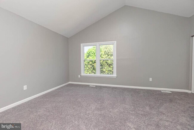 Building Photo - 324 Talbot Ct