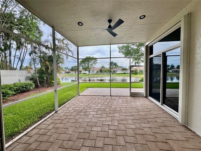 Building Photo - 2525 Bay Pointe Ct
