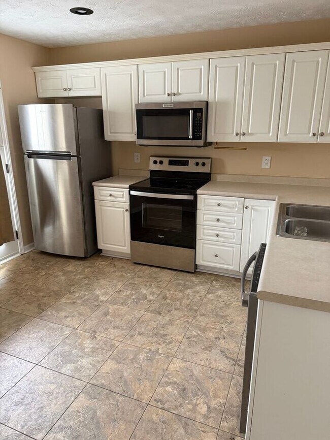 Building Photo - Maintenance Free Living 3 Bed/2.5 Bath