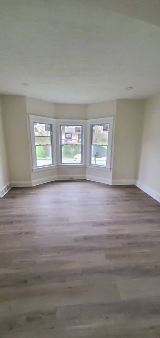 Building Photo - Charming 3-Bedroom Property in Prime Location