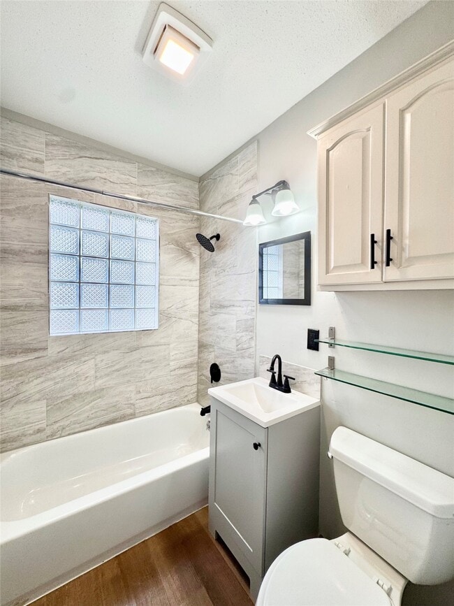 Building Photo - 629 E 11th St