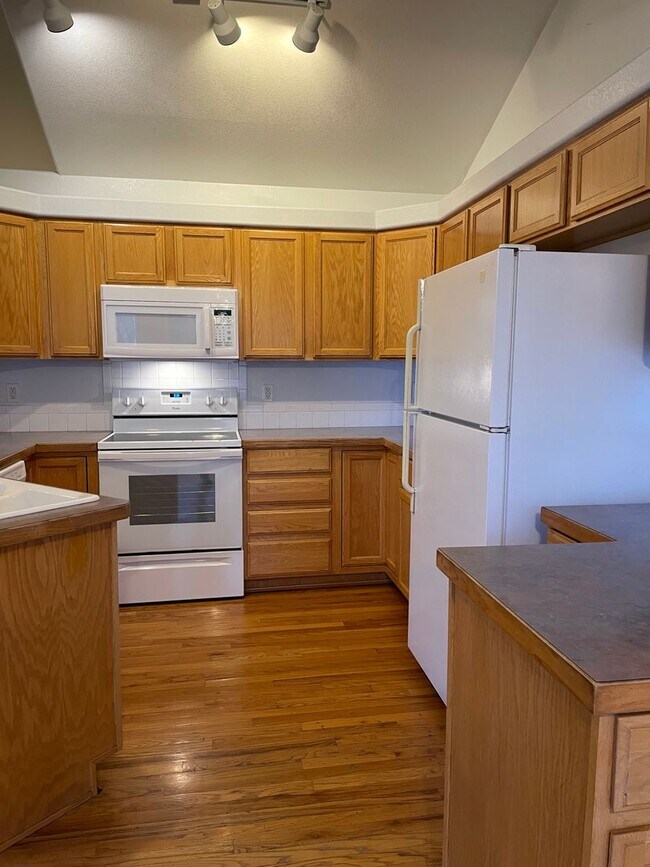 Building Photo - Spacious 4-Bedroom / 3-Bath Single Family Home in Windsor!