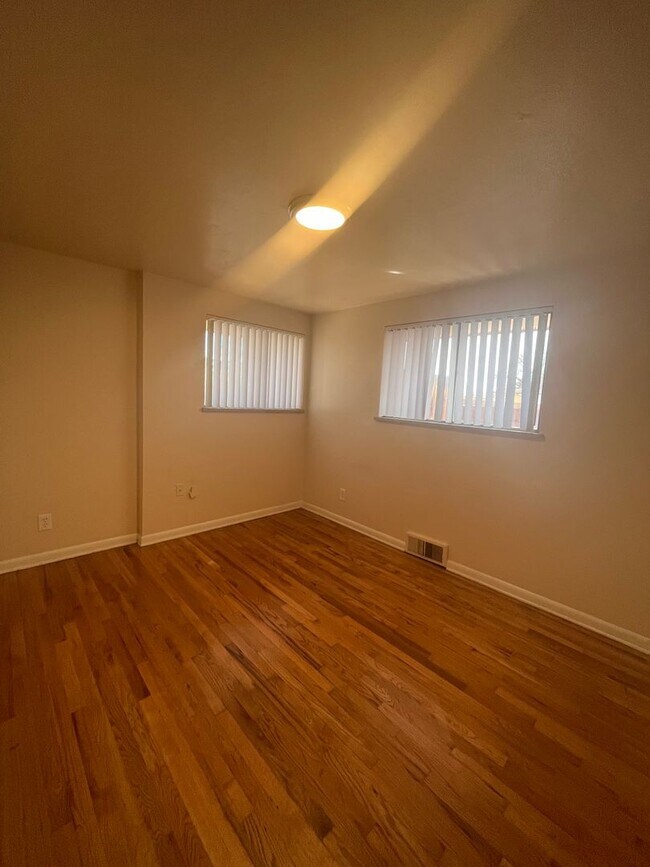Building Photo - Charming Two Bedroom in Lakewood-Updated, ...