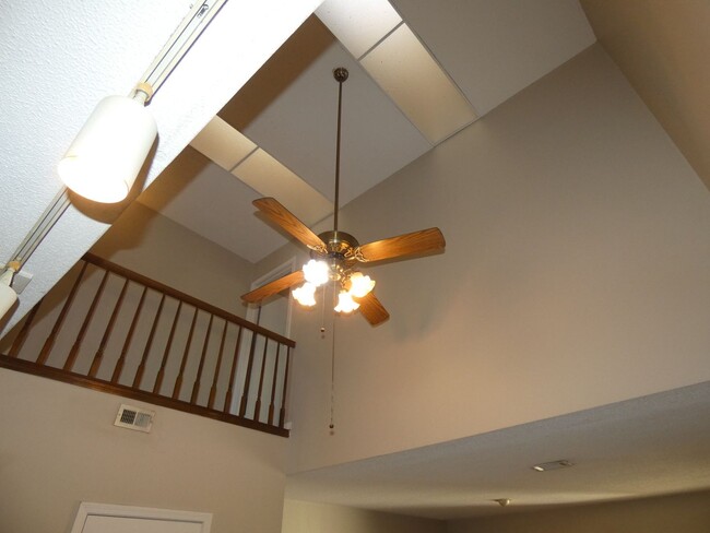 Building Photo - Nice Townhome - Wood Floors