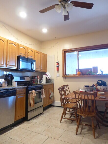 Building Photo - 830 Parker St