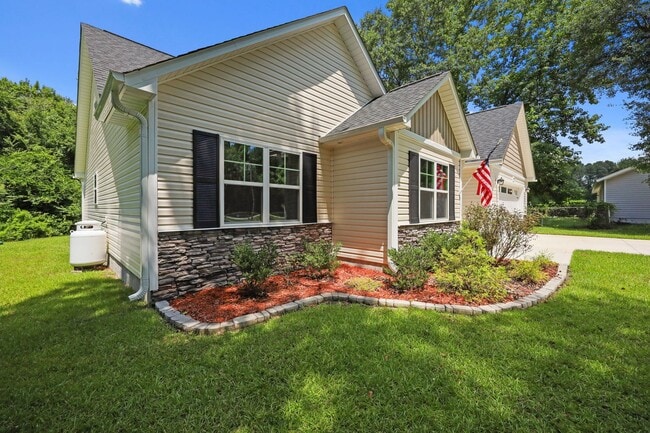 Building Photo - Welcome to Bradford Estates!