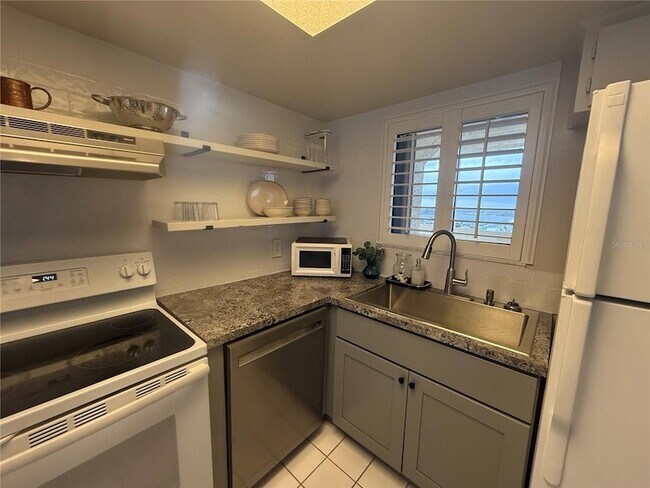 Building Photo - 6009 Sea Ranch Dr