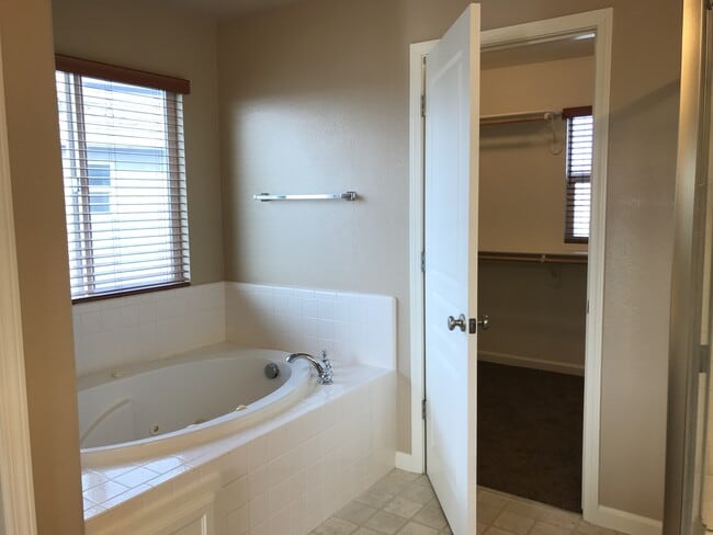Building Photo - 1235 Bluegrass Ct