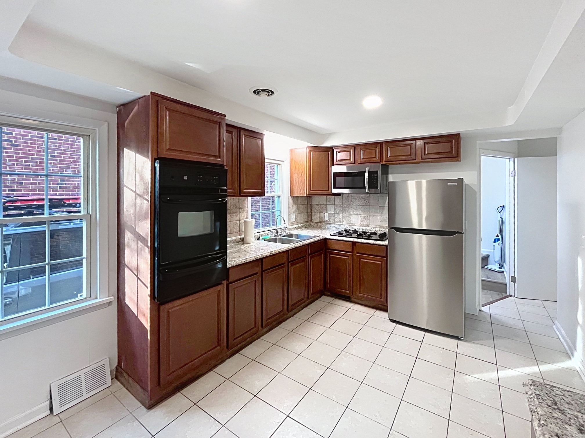 Building Photo - 18411 Chagrin Blvd