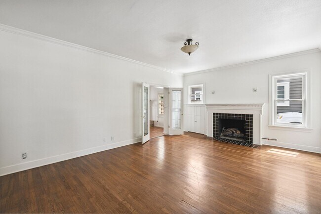Building Photo - CHARMING 3-BEDROOM IN THE HEART OF ALAMO HEIGHTS