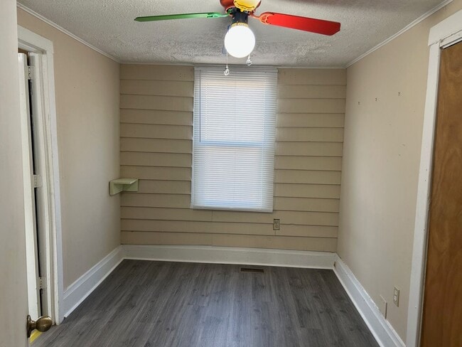 Building Photo - 2 Bedroom / 1 Bath Home Kingsport TN