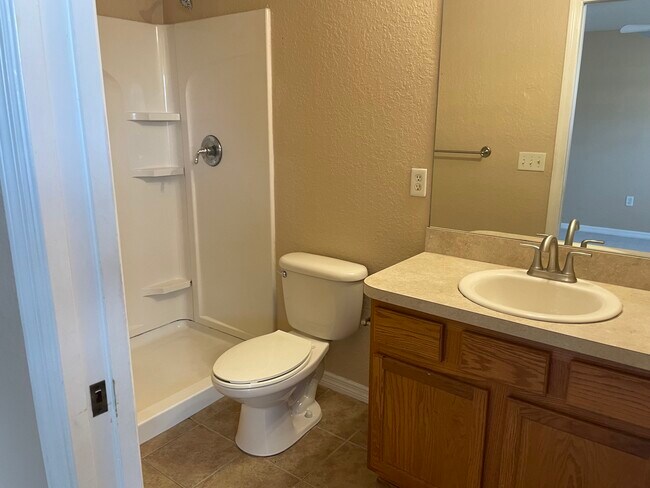 Master bath - 12426 NE 52nd Loop