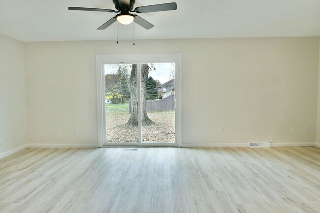 Building Photo - 460-462-462 Fowler St