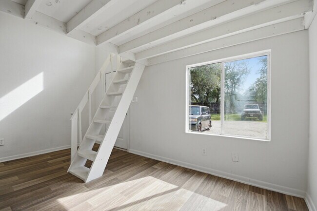 Building Photo - 1108 W McCarty Ln