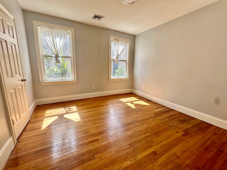 Building Photo - 731 Parker St