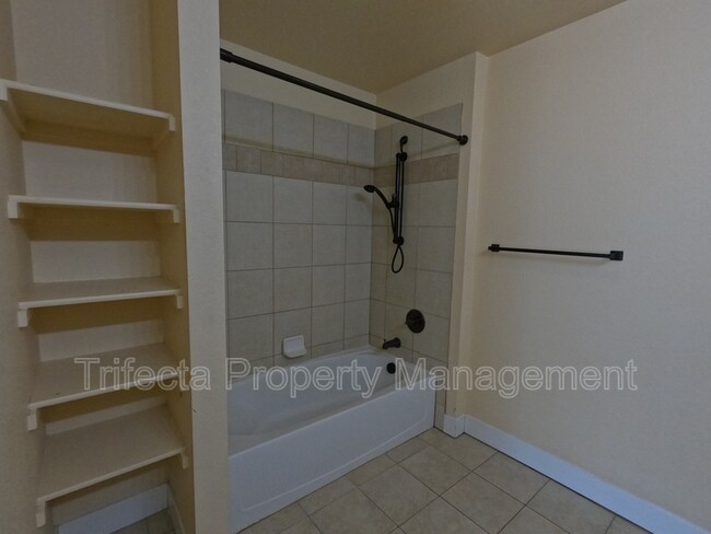 Building Photo - 2445 Windrow Dr