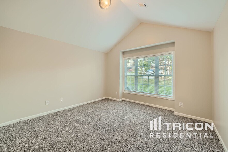 Building Photo - 641 Rock Elm Dr