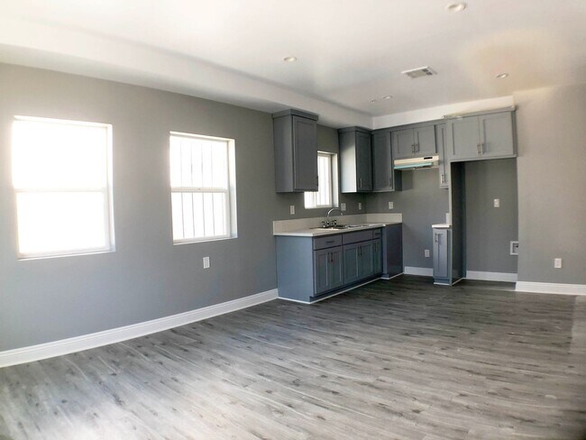 Building Photo - 410 Sloat St