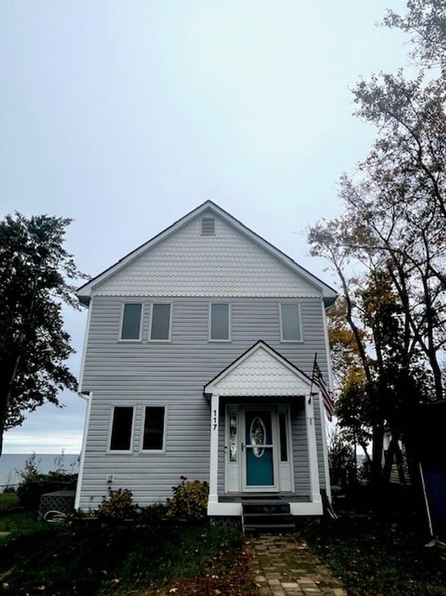 Building Photo - Gorgeous Water Front Home with Beach Access