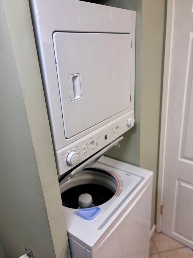 Building Photo - Available Now | 2 Bedroom, 2 bathroom, 1 a...