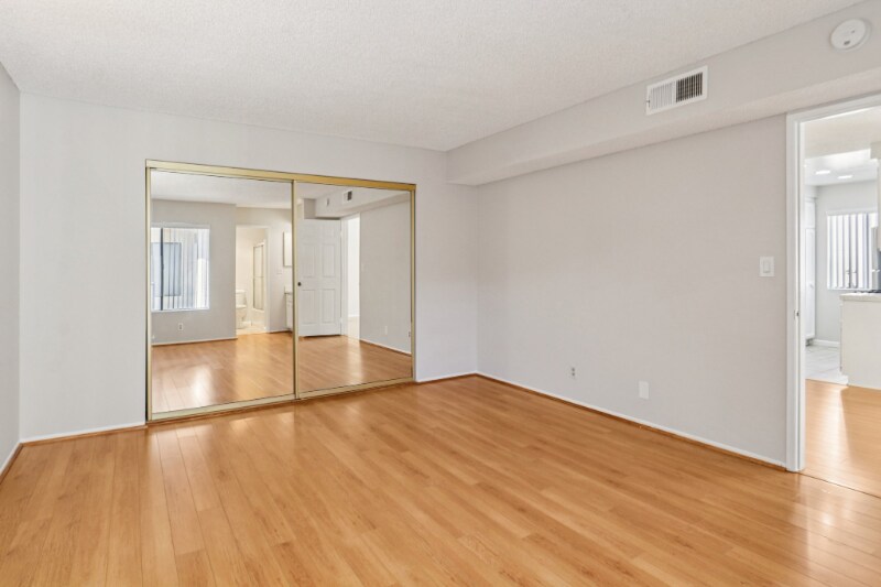 Building Photo - 725 E Providencia Ave