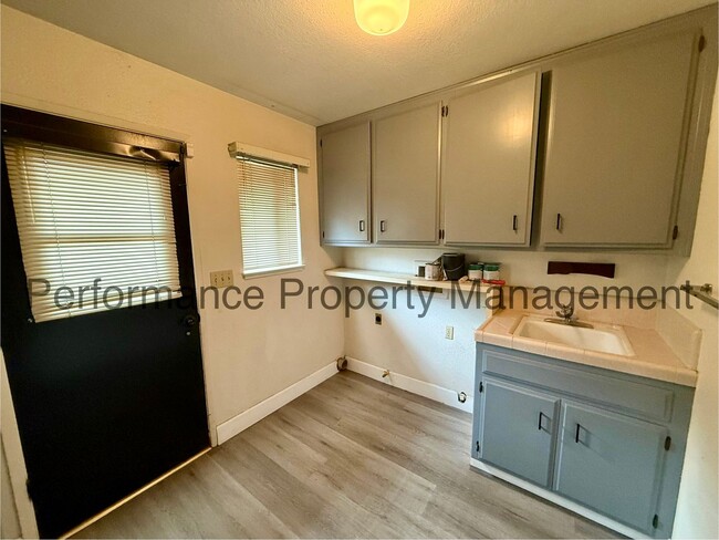 Building Photo - 239 W China Grade Loop